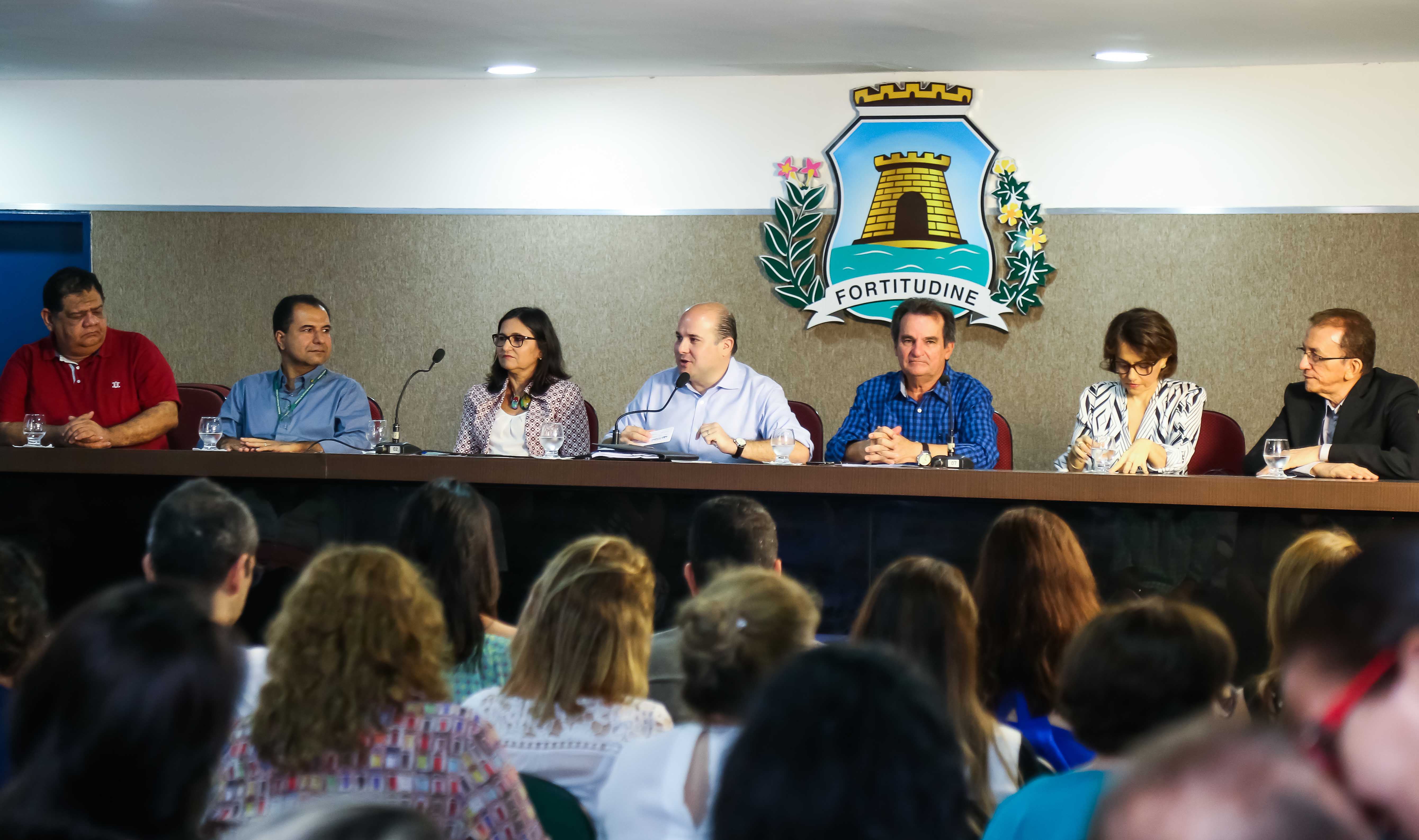 várias pessoas num auditório